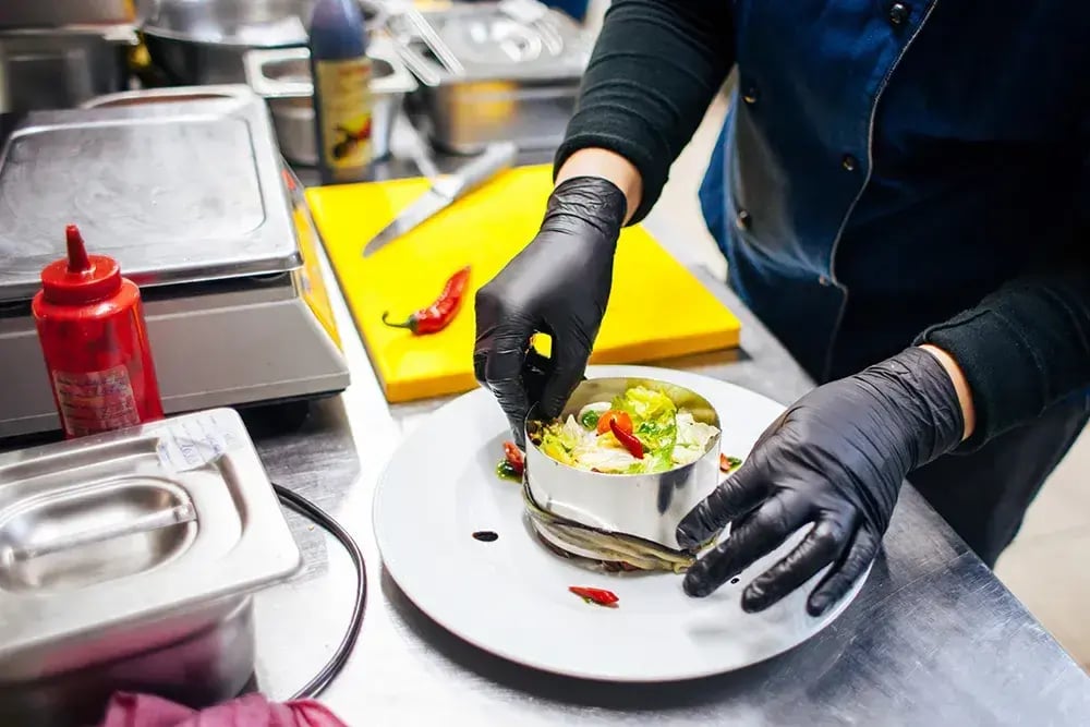  guantes-desechables-color-nero-uso-en-cocina 