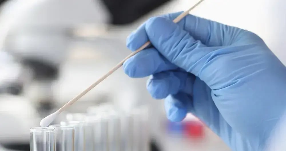  guantes-desechables-azules-uso-en-laboratorio 