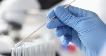 guantes-desechables-azules-uso-en-laboratorio