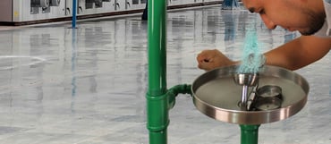 Salpicadura Química: La Regla de los 10 Segundos para salvar tu vista